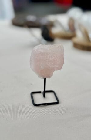 Rose quartz op standaard